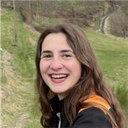 Estudiante universitaria imparte clases a secundaria y primaria